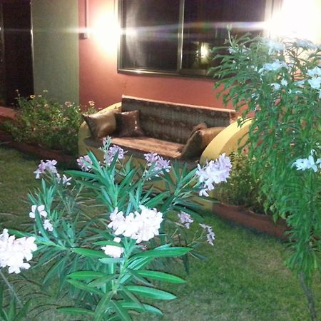 Golden Lilies Hotel Kokrobite Ngoại thất bức ảnh