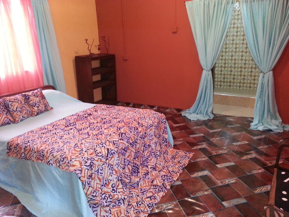 Golden Lilies Hotel Kokrobite Ngoại thất bức ảnh