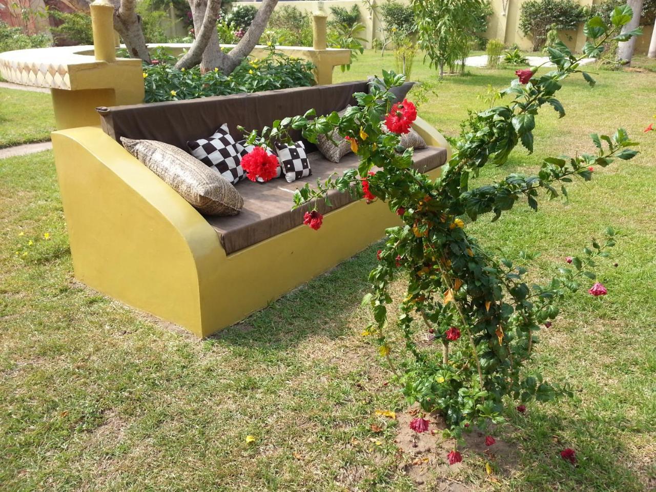Golden Lilies Hotel Kokrobite Ngoại thất bức ảnh