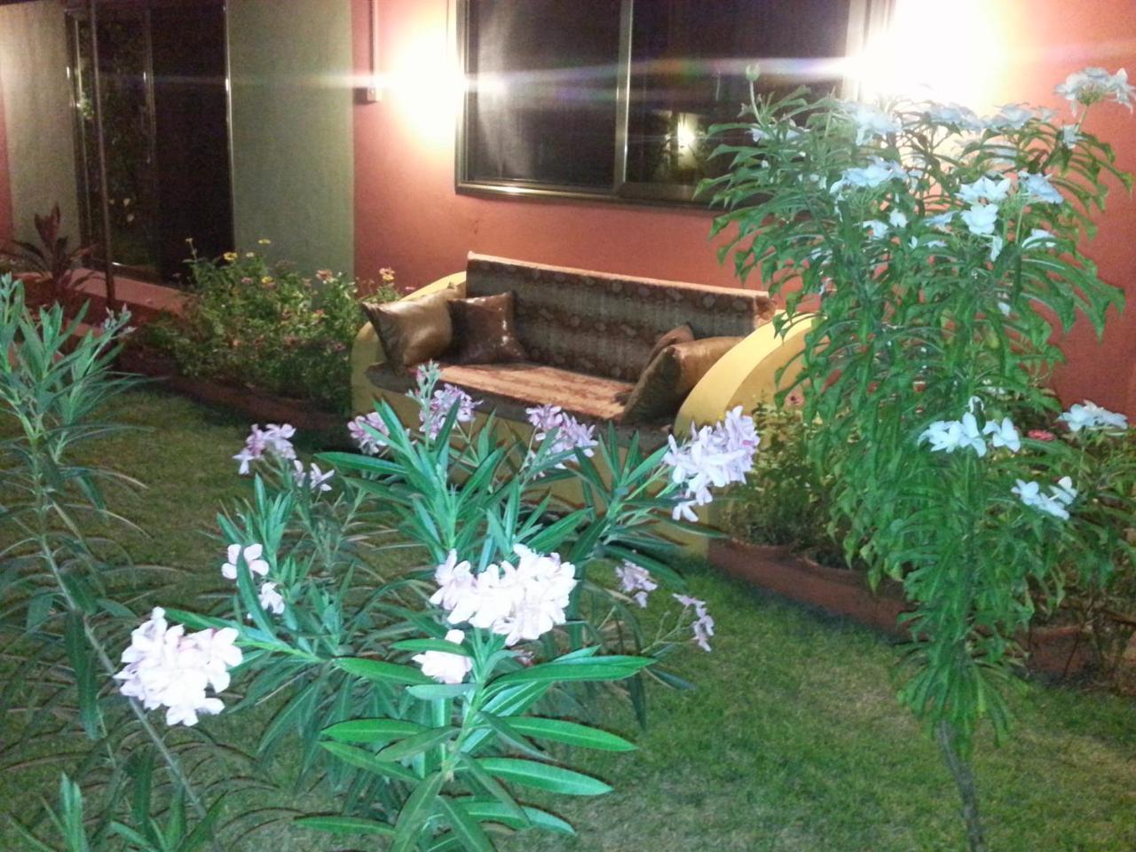 Golden Lilies Hotel Kokrobite Ngoại thất bức ảnh